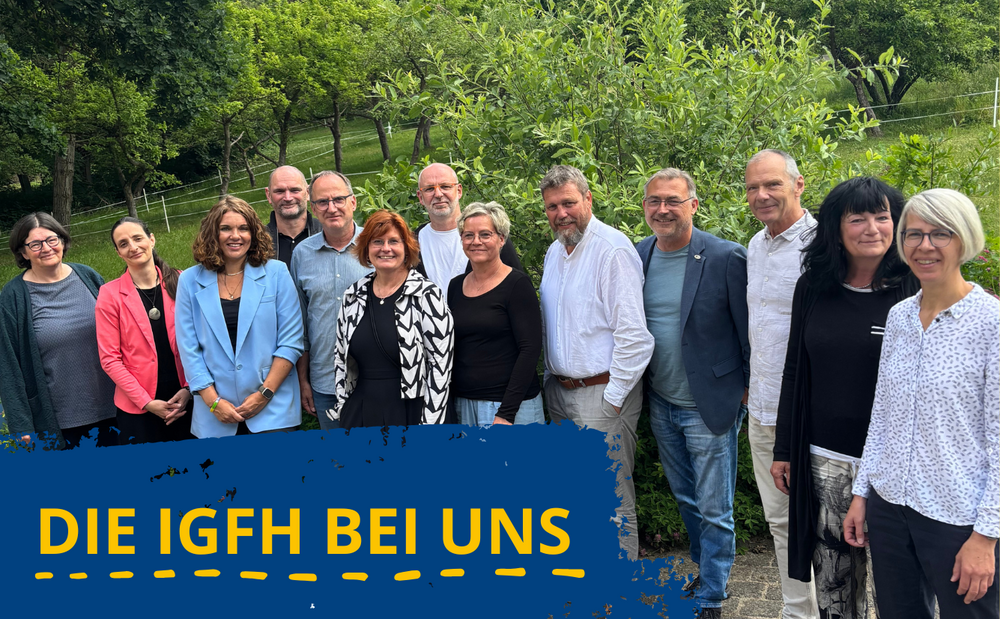 Eine Gruppe von 13 Leuten, die in einer grünen Landschaft stehen. Die Internationale Gesellschaft für erzieherische Hilfen (IGFH) war bei uns in der Bildungsstätte