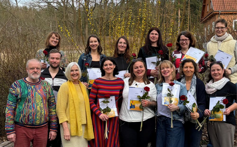 Gruppenbild auf Kurs mit lächelnden Menschen.